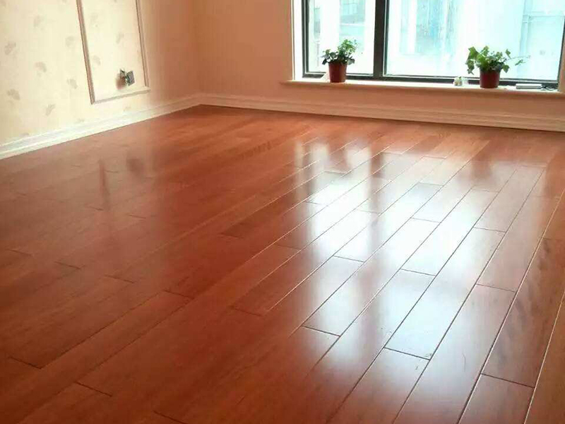 剛裝修好的房子正在往里搬家具，發現實木地板縫隙越來越大怎么辦