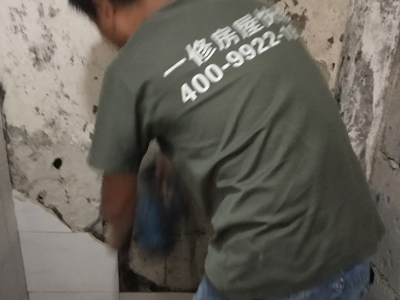 局部瓷磚拆除裝修：衛(wèi)浴用具拆除后可以對(duì)墻面瓷磚進(jìn)行拆卸。拆卸一般是從墻體的下方往上方敲，從瓷磚的邊緣往里面敲，還需要根據(jù)拆卸的位置選擇適當(dāng)?shù)那么u力度。敲磚是從墻體下方開始敲，從每塊瓷磚的邊緣開始敲。如果先敲上面的瓷磚，地面堆積瓷磚較多，擋住墻體下面的瓷磚，不利于拆卸。另外，敲磚過程中，要不是對(duì)地面的瓷磚進(jìn)行清理，以免瓷磚過多堆積，減慢施工進(jìn)度以及造成施工意外。 由于二手房的衛(wèi)浴在之前是做了一次防水的，因此在敲磚時(shí)必須注意防水層的處理，與屋主溝通好，防水層是否打掉。舊的防水層一般都不打掉，在敲磚后，在原有的防水層上面，再薄薄做一層防水，以提高衛(wèi)浴的防水能力。但如果屋主需要把防水敲掉重新再做。則敲磚需要打到批土層或打到見底。敲插座和龍頭附近的瓷磚時(shí)，要慢慢敲，小心摸清電線和水管的走向，以防損壞電線和水管。如果電線或水管已經(jīng)損壞了，要及時(shí)進(jìn)行修補(bǔ)處理，以免留下更多后續(xù)工程。
