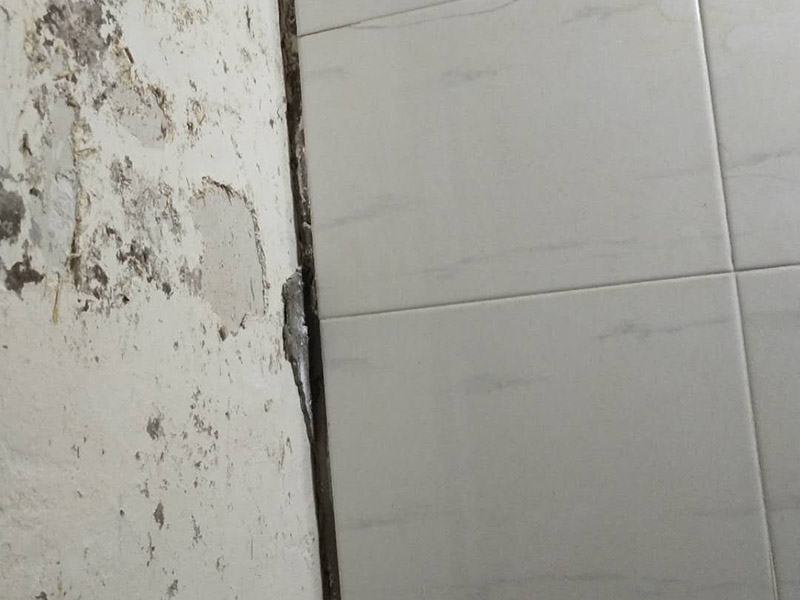 局部瓷磚拆除裝修：衛(wèi)浴用具拆除后可以對(duì)墻面瓷磚進(jìn)行拆卸。拆卸一般是從墻體的下方往上方敲，從瓷磚的邊緣往里面敲，還需要根據(jù)拆卸的位置選擇適當(dāng)?shù)那么u力度。敲磚是從墻體下方開始敲，從每塊瓷磚的邊緣開始敲。如果先敲上面的瓷磚，地面堆積瓷磚較多，擋住墻體下面的瓷磚，不利于拆卸。另外，敲磚過程中，要不是對(duì)地面的瓷磚進(jìn)行清理，以免瓷磚過多堆積，減慢施工進(jìn)度以及造成施工意外。 由于二手房的衛(wèi)浴在之前是做了一次防水的，因此在敲磚時(shí)必須注意防水層的處理，與屋主溝通好，防水層是否打掉。舊的防水層一般都不打掉，在敲磚后，在原有的防水層上面，再薄薄做一層防水，以提高衛(wèi)浴的防水能力。但如果屋主需要把防水敲掉重新再做。則敲磚需要打到批土層或打到見底。敲插座和龍頭附近的瓷磚時(shí)，要慢慢敲，小心摸清電線和水管的走向，以防損壞電線和水管。如果電線或水管已經(jīng)損壞了，要及時(shí)進(jìn)行修補(bǔ)處理，以免留下更多后續(xù)工程。
