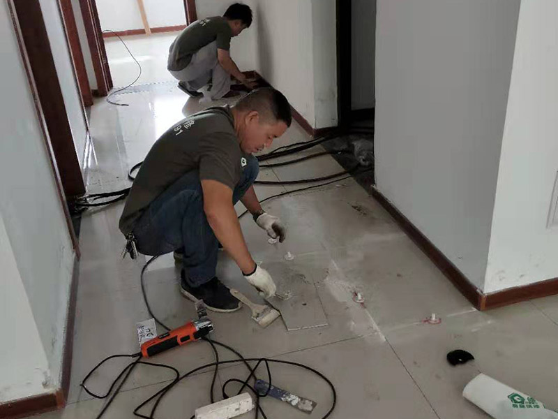 客廳走廊瓷磚空鼓維修：瓷磚的中間位置出現空鼓情況，這種情況就需要將這塊瓷磚撬下來重新鋪設了。具體要采取從瓷磚中間部分開砸，但是不能從中間直接砸，可以使用小型水鉆先開個孔，再使用工具慢慢的向四周蔓延的方式來撬開瓷磚，避免將周邊的額瓷磚損壞。
