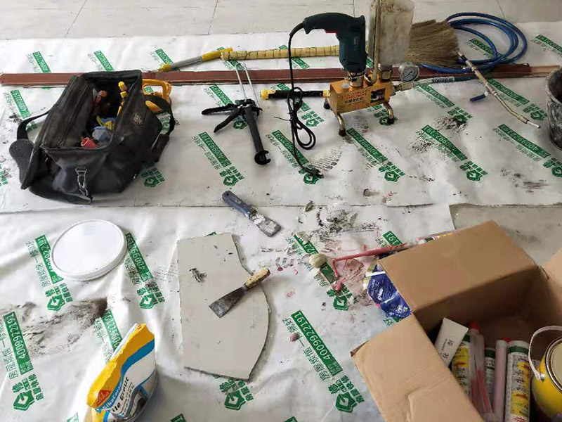 客廳走廊瓷磚空鼓維修：瓷磚的中間位置出現空鼓情況，這種情況就需要將這塊瓷磚撬下來重新鋪設了。具體要采取從瓷磚中間部分開砸，但是不能從中間直接砸，可以使用小型水鉆先開個孔，再使用工具慢慢的向四周蔓延的方式來撬開瓷磚，避免將周邊的額瓷磚損壞。