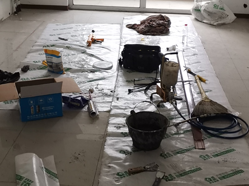 客廳走廊瓷磚空鼓維修：瓷磚的中間位置出現空鼓情況，這種情況就需要將這塊瓷磚撬下來重新鋪設了。具體要采取從瓷磚中間部分開砸，但是不能從中間直接砸，可以使用小型水鉆先開個孔，再使用工具慢慢的向四周蔓延的方式來撬開瓷磚，避免將周邊的額瓷磚損壞。