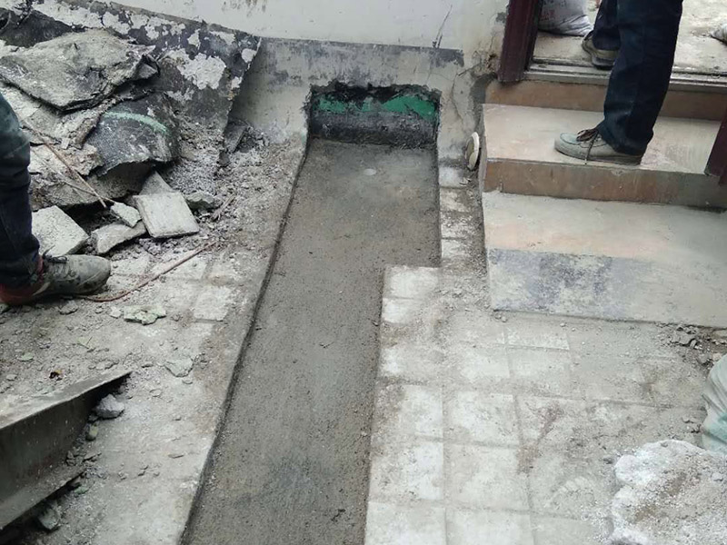 露臺花臺防水施工：是建議在干燥的地方施工，基面越干燥，產(chǎn)品才能滲透越深，如果基面里面都是水分，密度大，材料無法很好的滲透進去。關于防水堵漏的原理，水的漏水源頭沒有堵住，水只會一直往墻體滲透，長期存在墻體內部，當水份達到一定程度會從墻體其他地方滲漏出來。并無法解決根本的問題，只有在屋頂或者外墻外面噴防水劑，讓水無法滲透進墻體直接流走才能徹底解決問題。