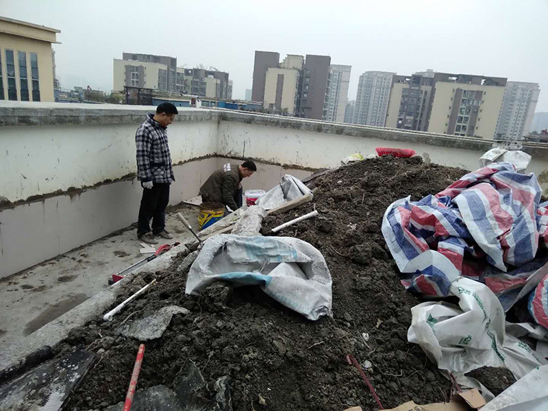 露臺花臺防水施工：是建議在干燥的地方施工，基面越干燥，產(chǎn)品才能滲透越深，如果基面里面都是水分，密度大，材料無法很好的滲透進去。關于防水堵漏的原理，水的漏水源頭沒有堵住，水只會一直往墻體滲透，長期存在墻體內部，當水份達到一定程度會從墻體其他地方滲漏出來。并無法解決根本的問題，只有在屋頂或者外墻外面噴防水劑，讓水無法滲透進墻體直接流走才能徹底解決問題。