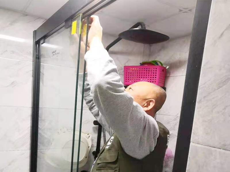 成都維修重型門通常要花多少錢，專業師傅是如何維修重型玻璃門的