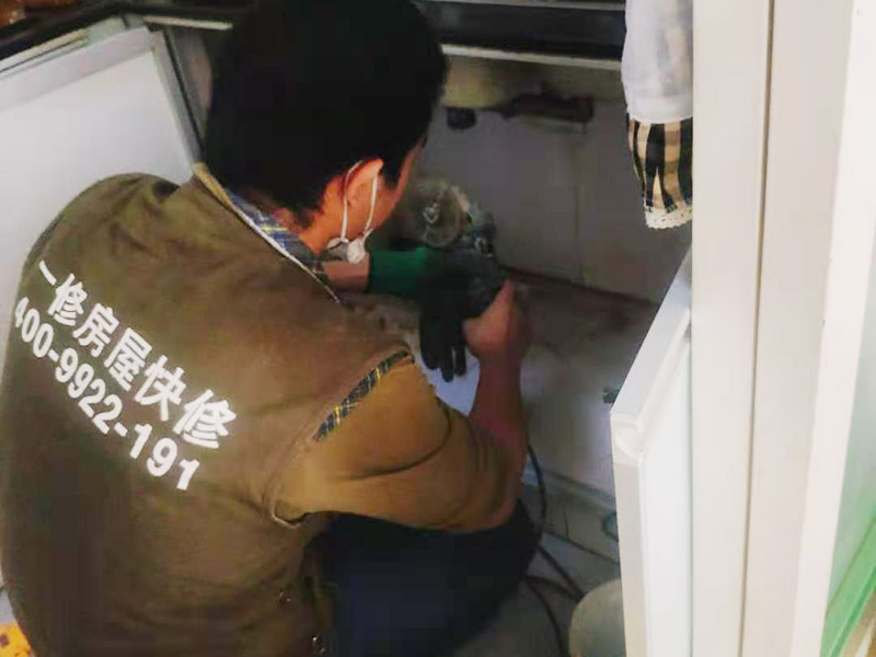 廚衛pvc水管破裂滲水出來，pvc水