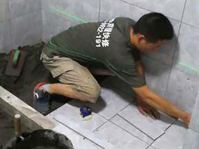 廁所鐵水管往樓下滴水，老式鐵水管漏水
